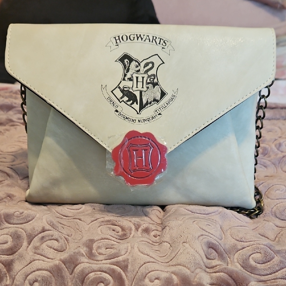 Bioworld White and Red Hogwarts Clutch